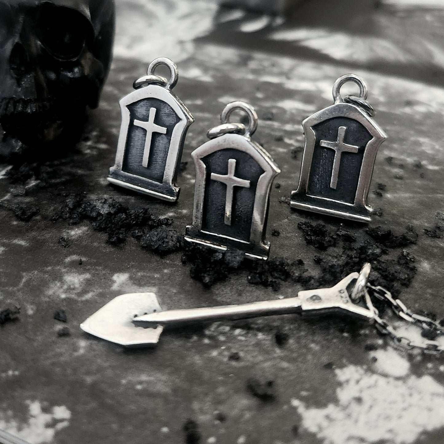 GRAVE DIGGER necklace
