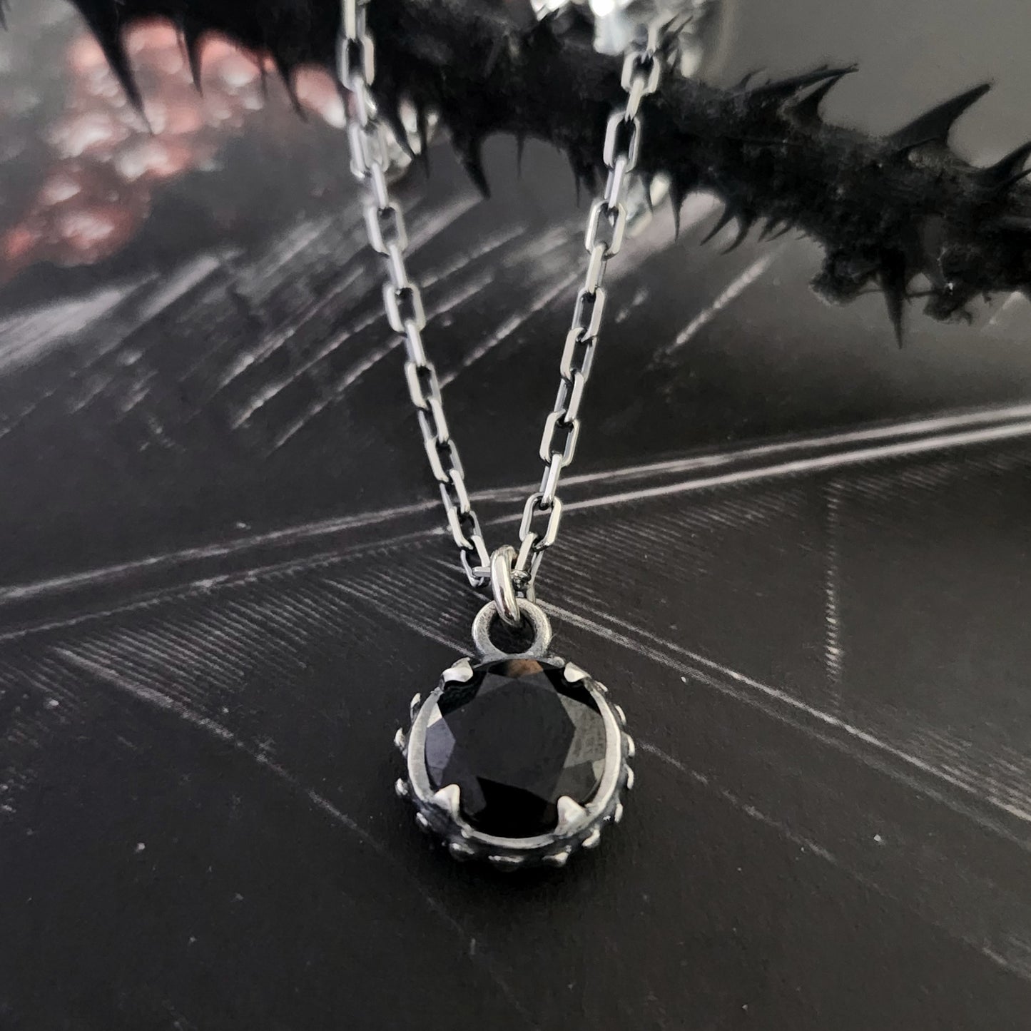 VENUS FLYTRAP necklace with spinel