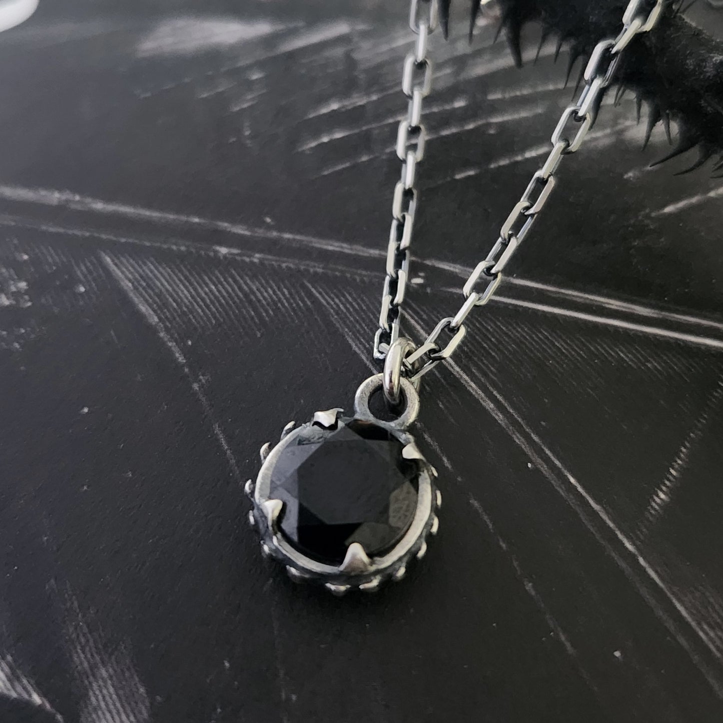VENUS FLYTRAP necklace with spinel