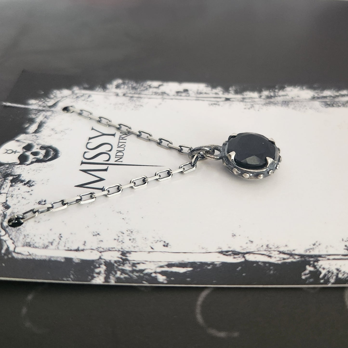 VENUS FLYTRAP necklace with spinel