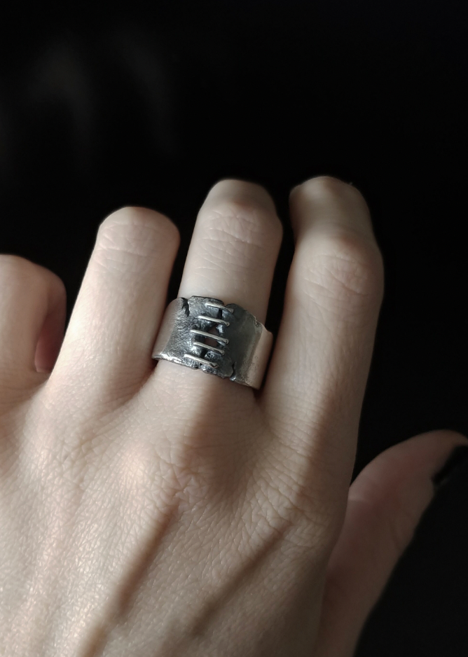 SUTURES ring