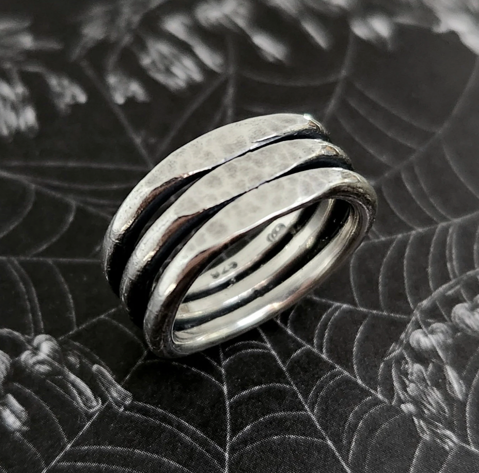 BETWEEN THE LINES ring
