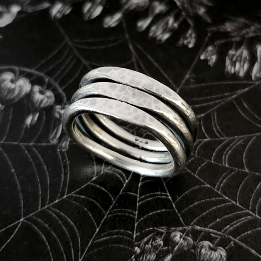 BETWEEN THE LINES ring