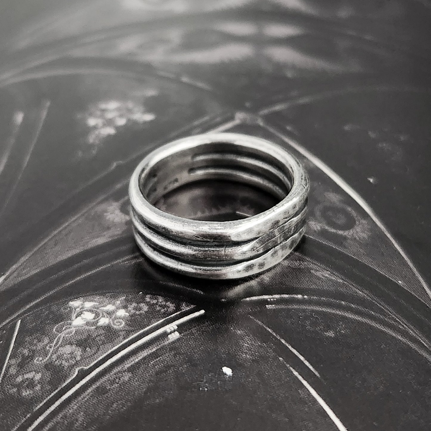 BETWEEN THE LINES ring