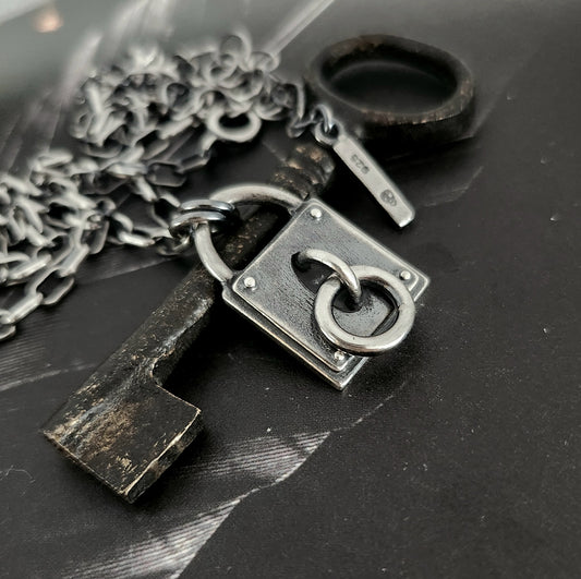 CLANDESTINE necklace