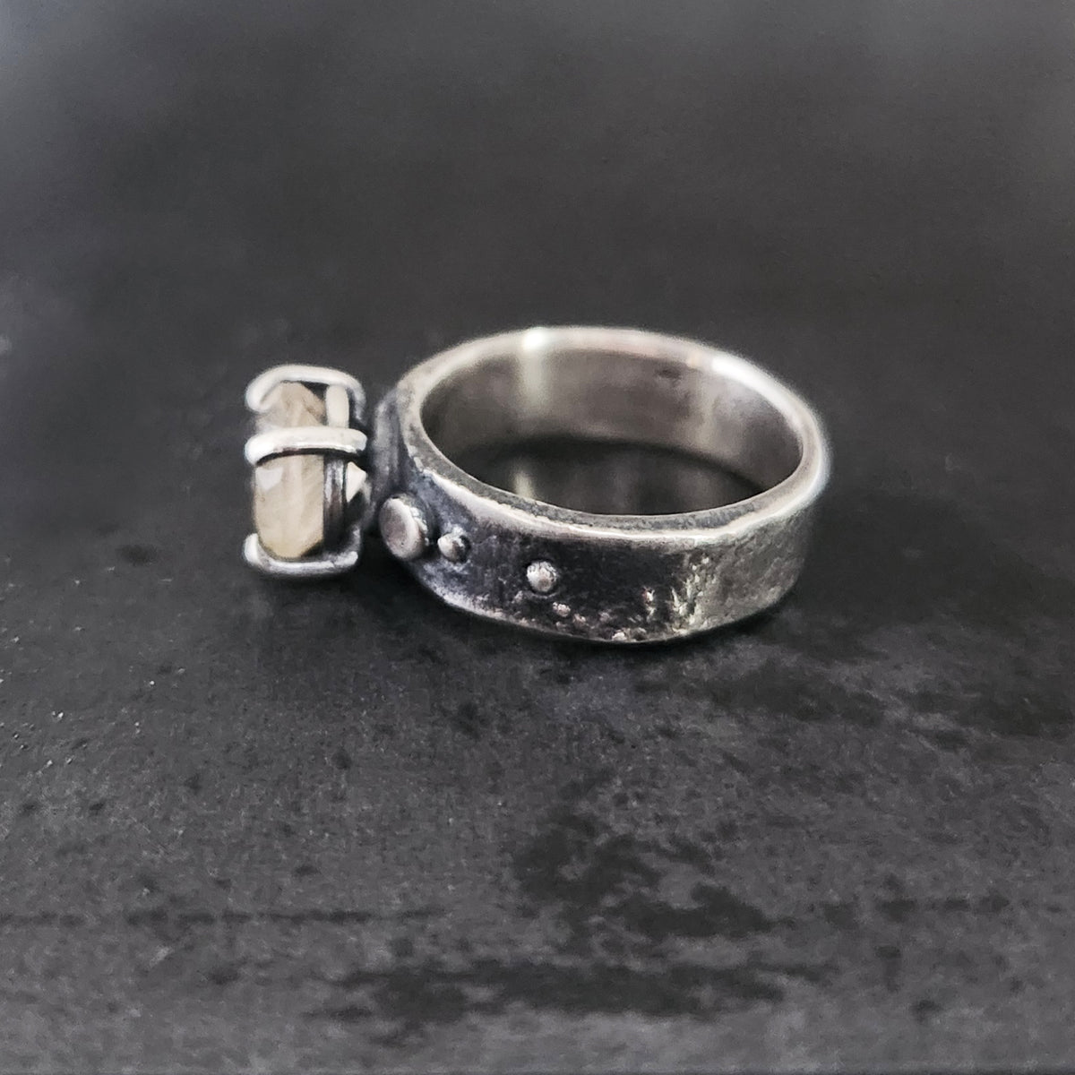 MOTLEY ring with golden rutilated quartz
