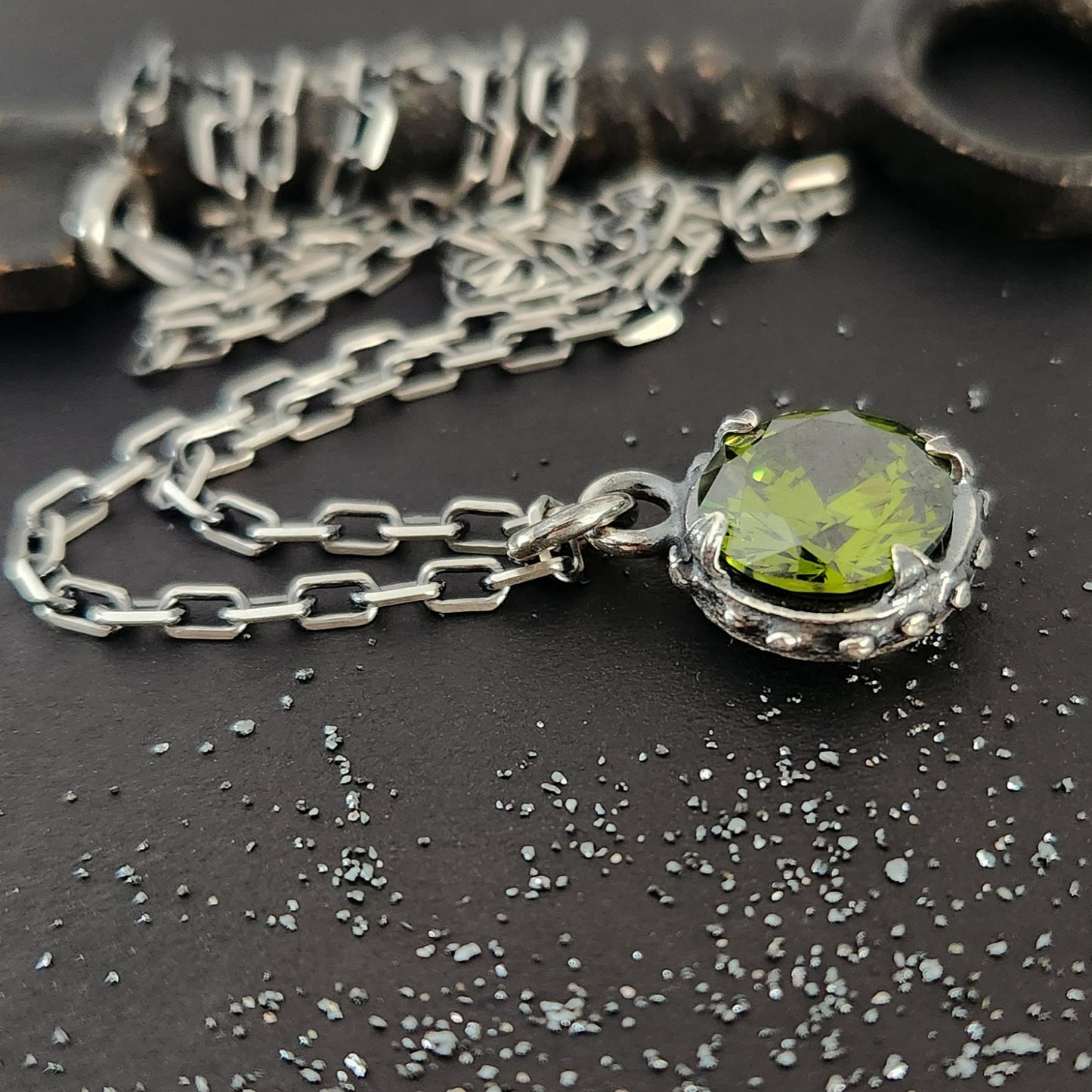 VENUS FLYTRAP necklace with cubic zirconia