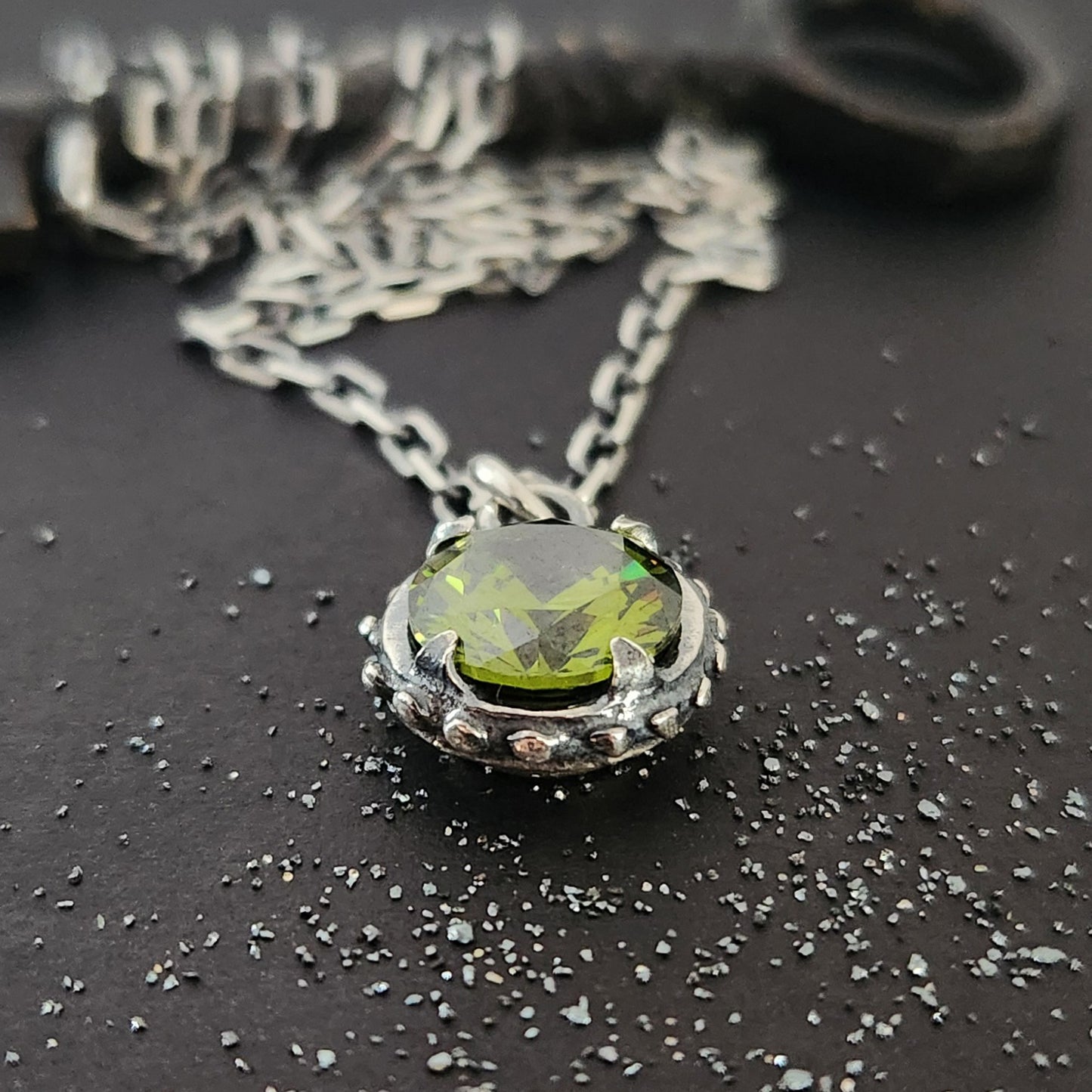 VENUS FLYTRAP necklace with cubic zirconia