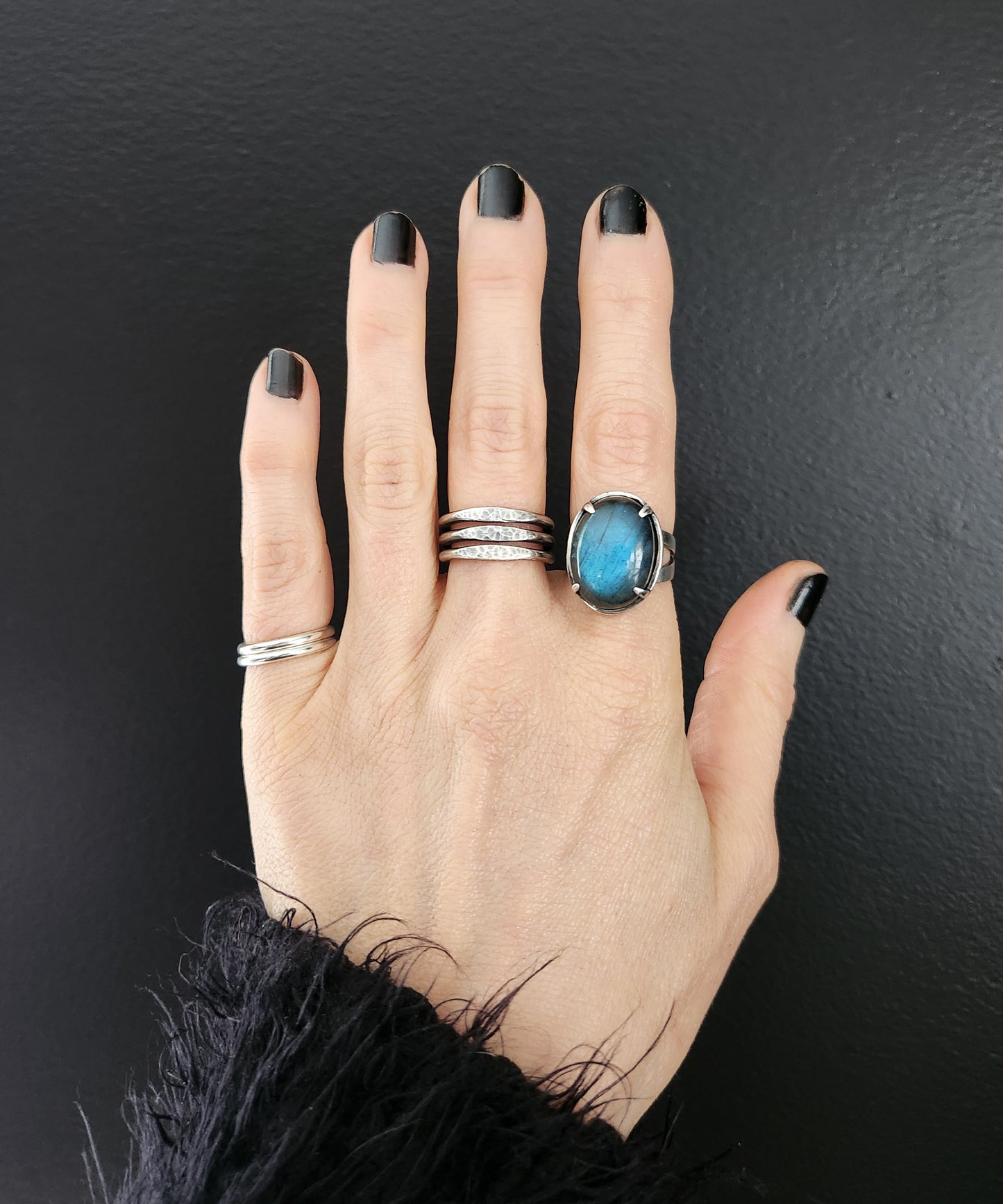 BETWEEN THE LINES ring