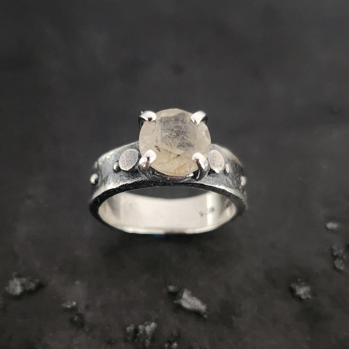 MOTLEY ring with golden rutilated quartz