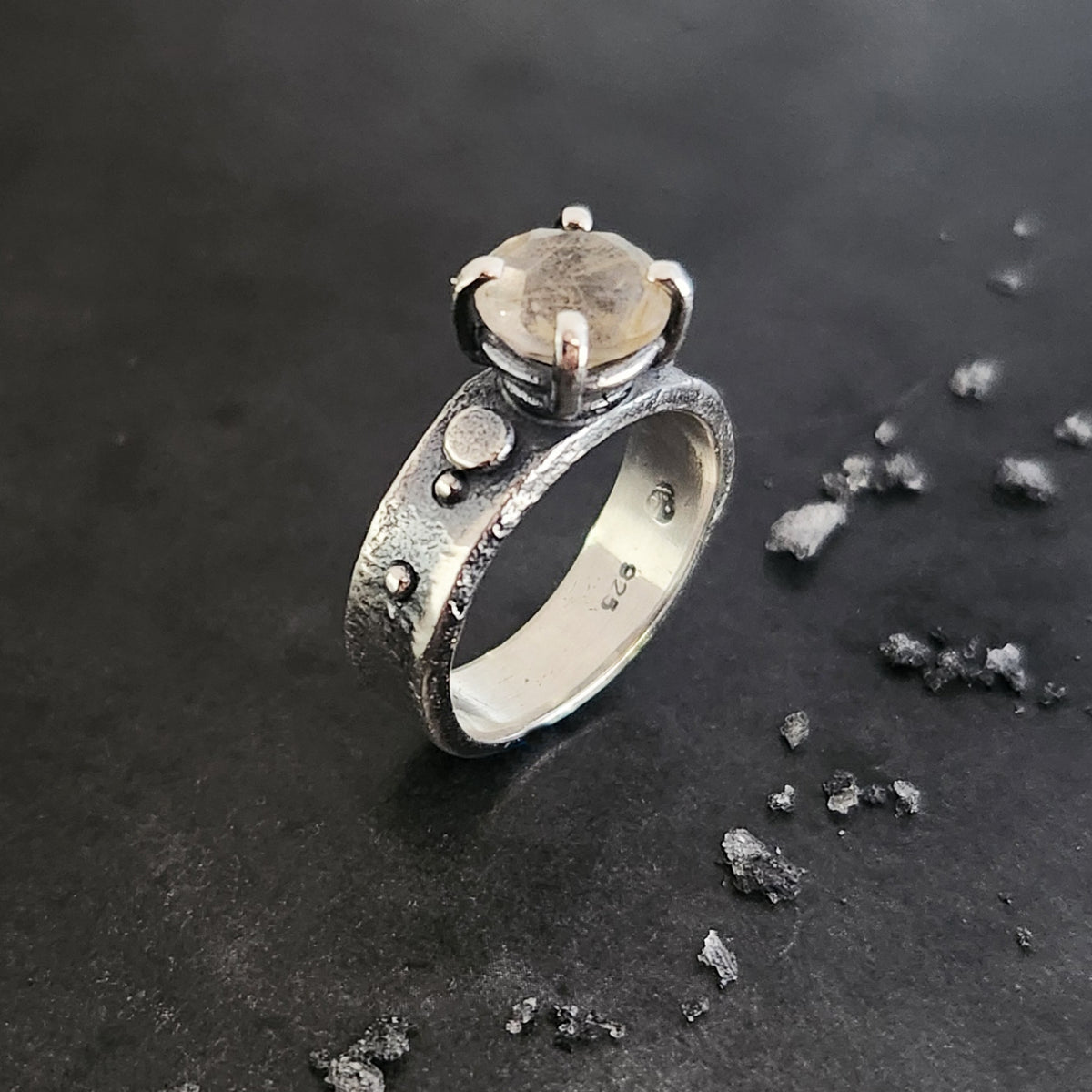 MOTLEY ring with golden rutilated quartz