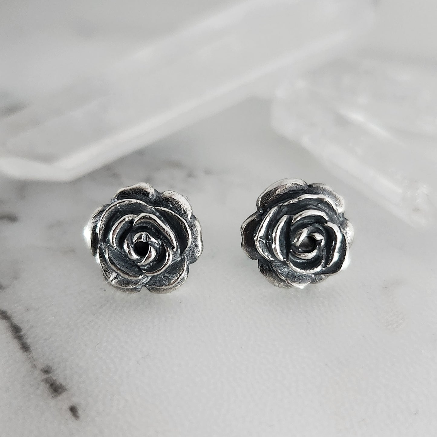 BLACK ROSES studs