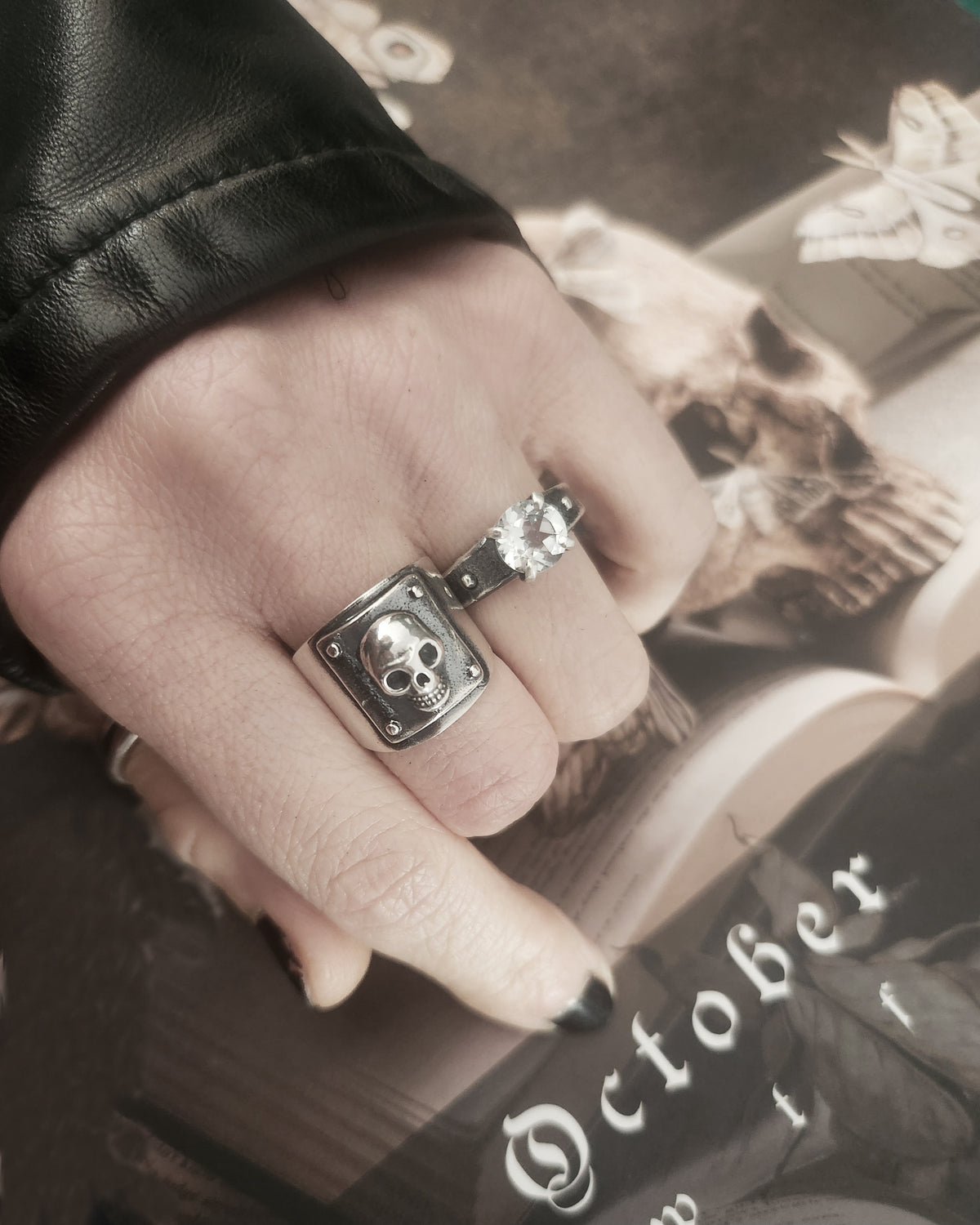 SOLITARY REIGN ring with white topaz