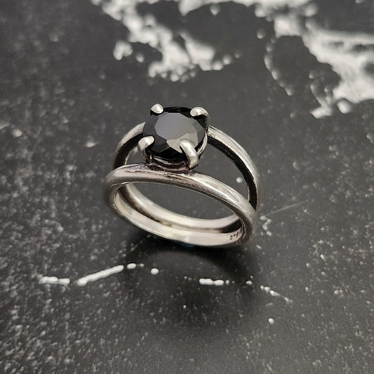 BLACK SPINEL ring size 8