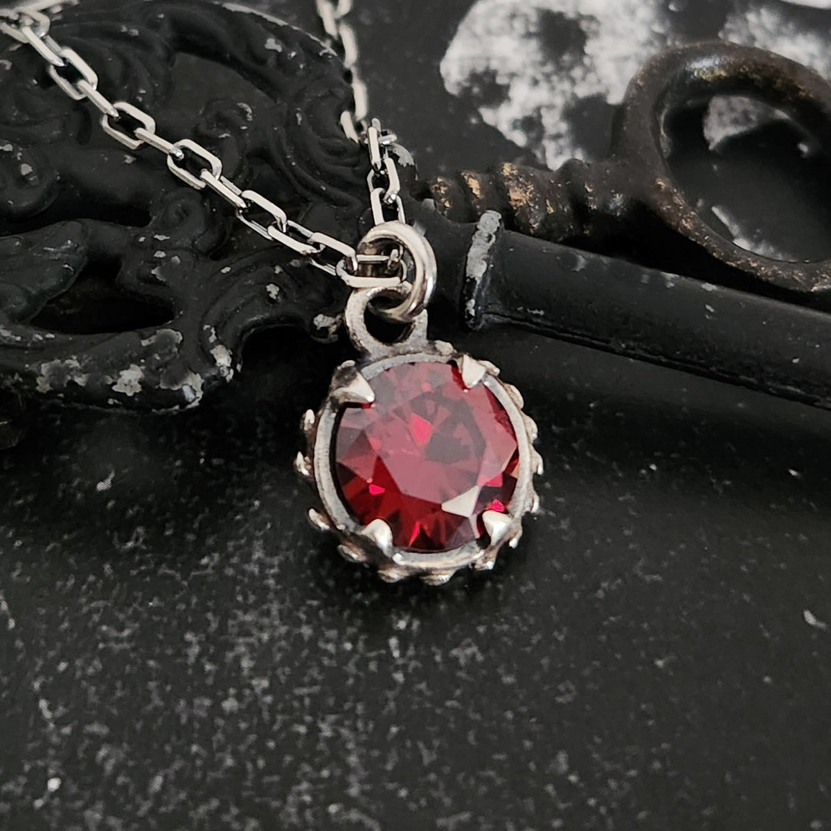 VENUS FLYTRAP necklace with red cz